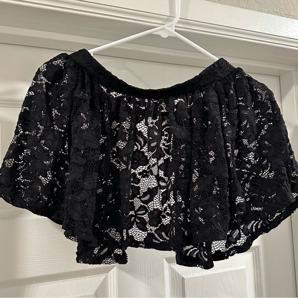 Open front lace skirt - Picture 4 of 4